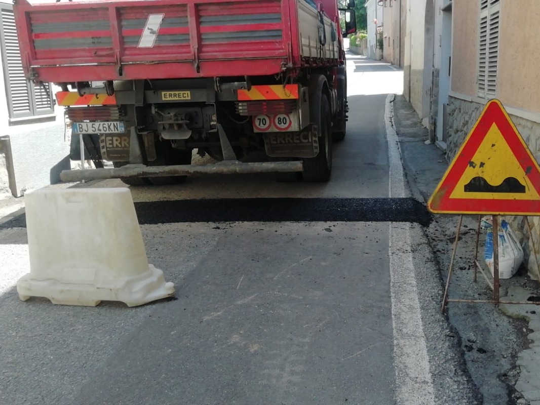 PROVINCIA GRANDA - I lavori per installare i nuovi dossi, negli anni scorsi