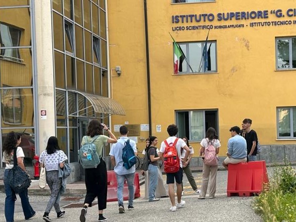 PROVINCIA GRANDA - Studenti entrano a scuola presso l'Istituto "Cigna" di Mondovì