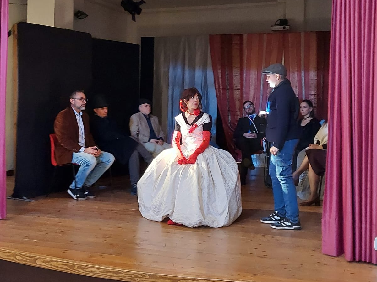 PROVINCIA GRANDA - Uno spettacolo teatrale di Athena sul palco di San Michele