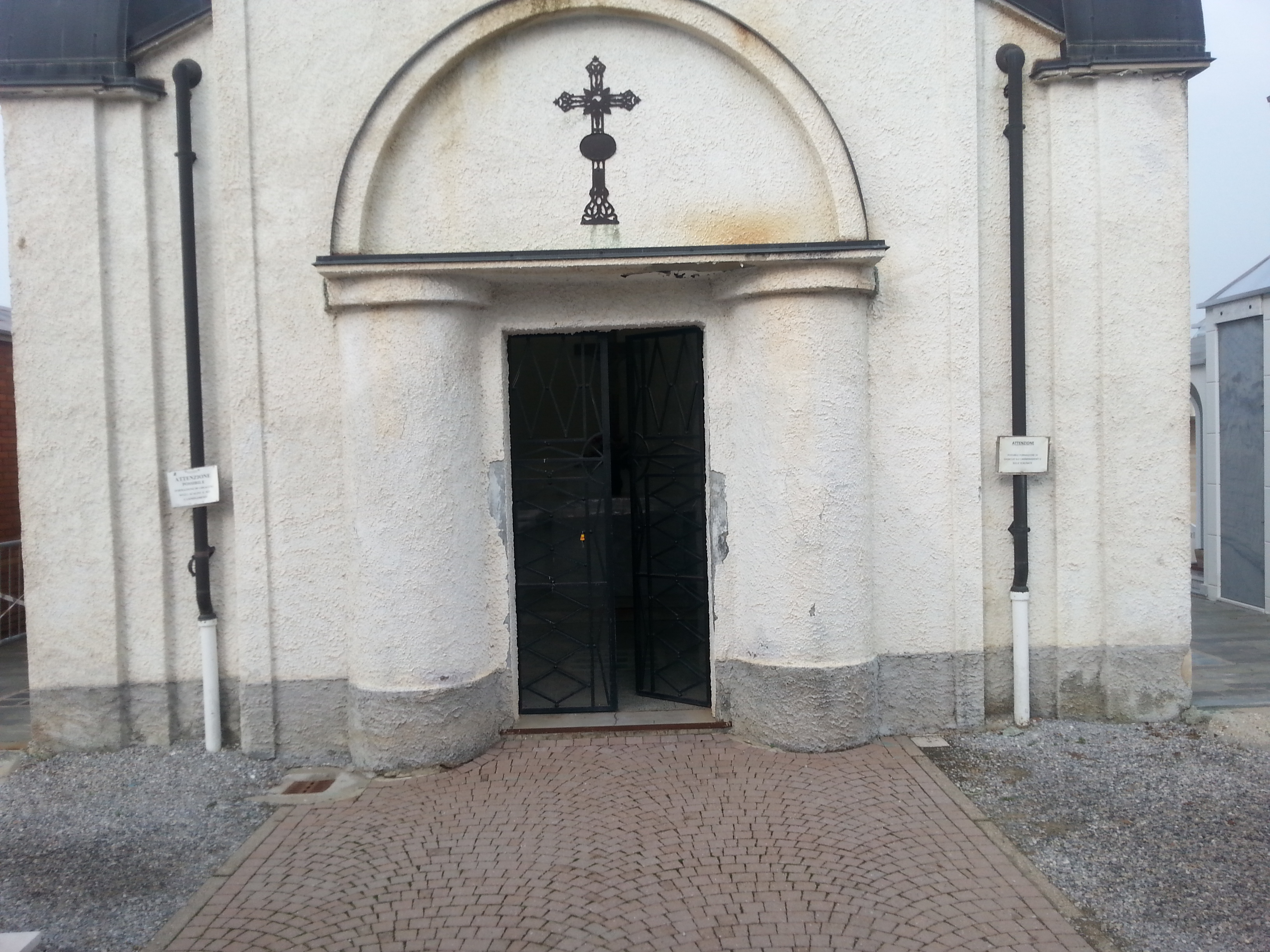 PROVINCIA GRANDA - La cappella centrale del cimitero di Fiamenga
