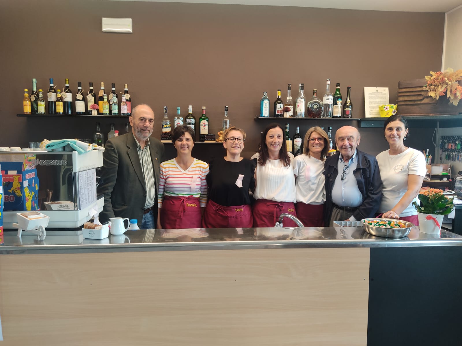 PROVINCIA GRANDA - Foto di gruppo tra presidente del Circolo, gestori e presidente Acli di zona