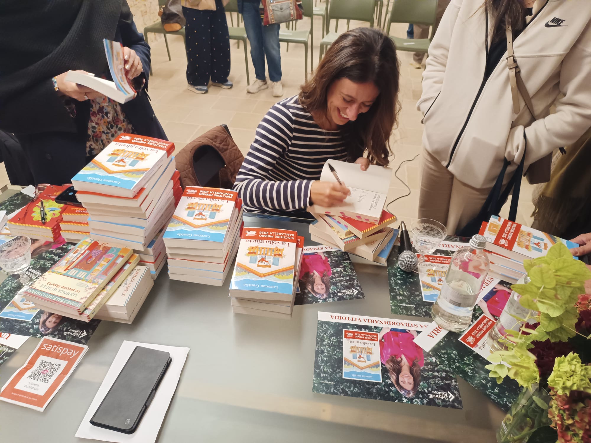 PROVINCIA GRANDA - L'autrice firma le copie del suo libro