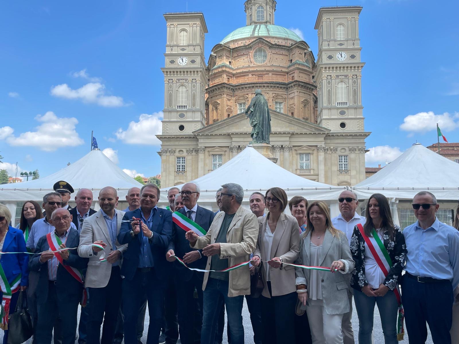 PROVINCIA GRANDA - Il taglio del nastro davanti alla Basilica