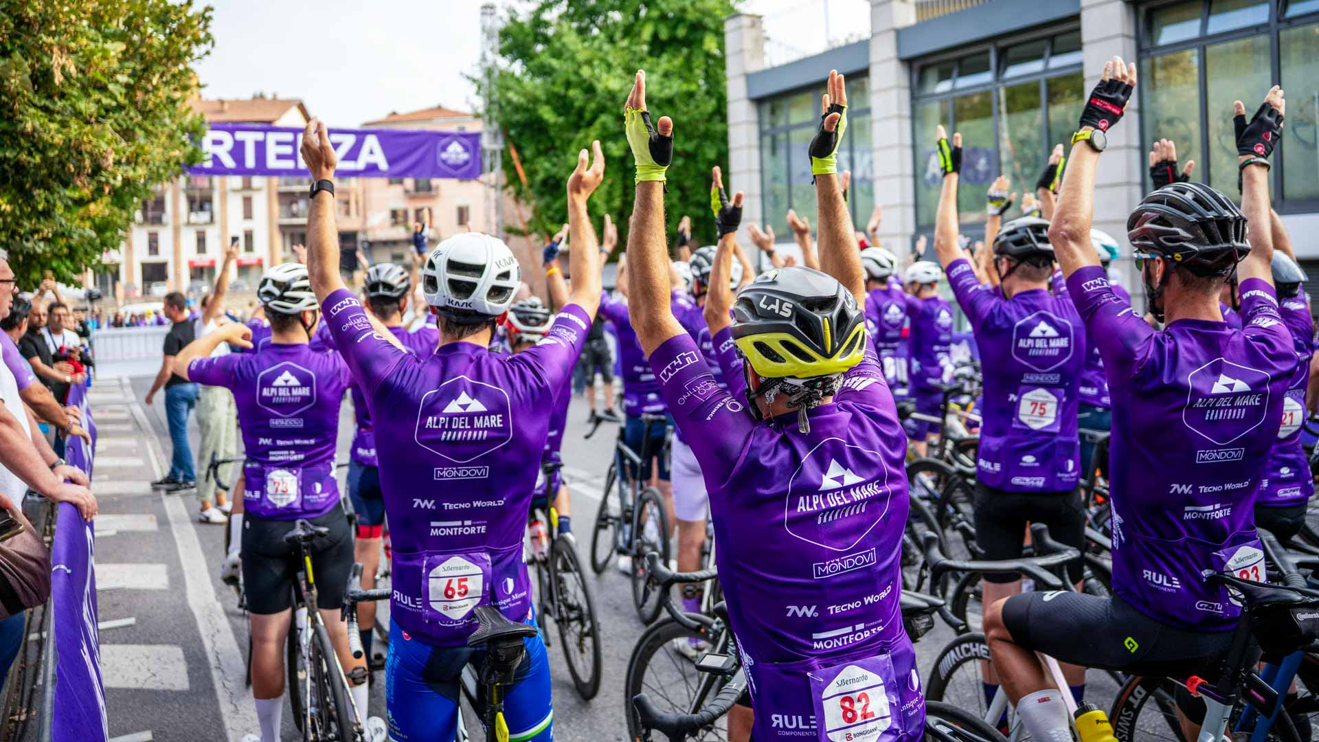 partenza granfondo alpi mare