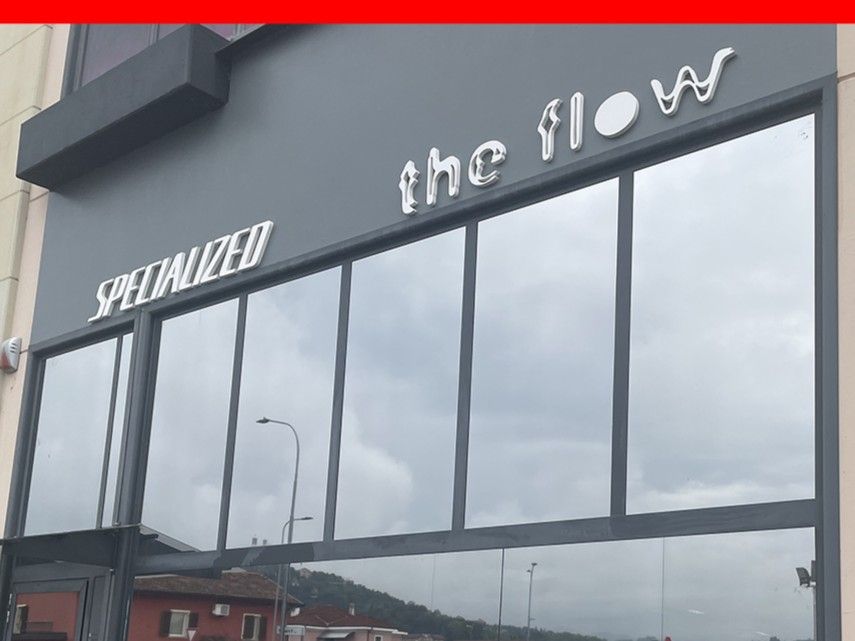 La vetrina di "The Flow" a Mondovì