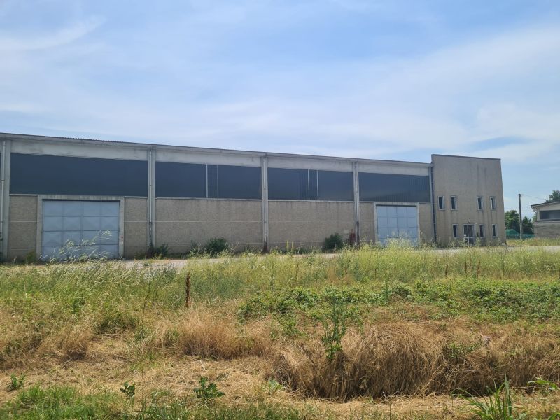 PROVINCIA GRANDA - Il capannone dove sono stipati i toner esausti in via Garibaldi a Carrù