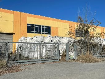 PROVINCIA GRANDA - Il capannone con i toner nell'area industriale di Niella Tanaro