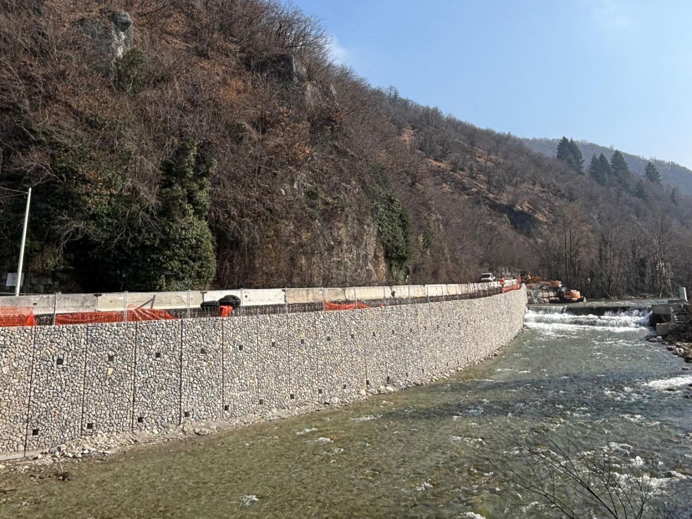 PROVINCIA GRANDA - Il tratto interessato dal provvedimento, con il nuovo muro di contenimento