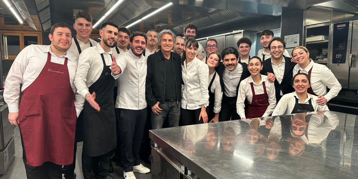 PROVINCIA GRANDA - Ligabue in posa tra lo staff del ristorante "Il Cavallino"
