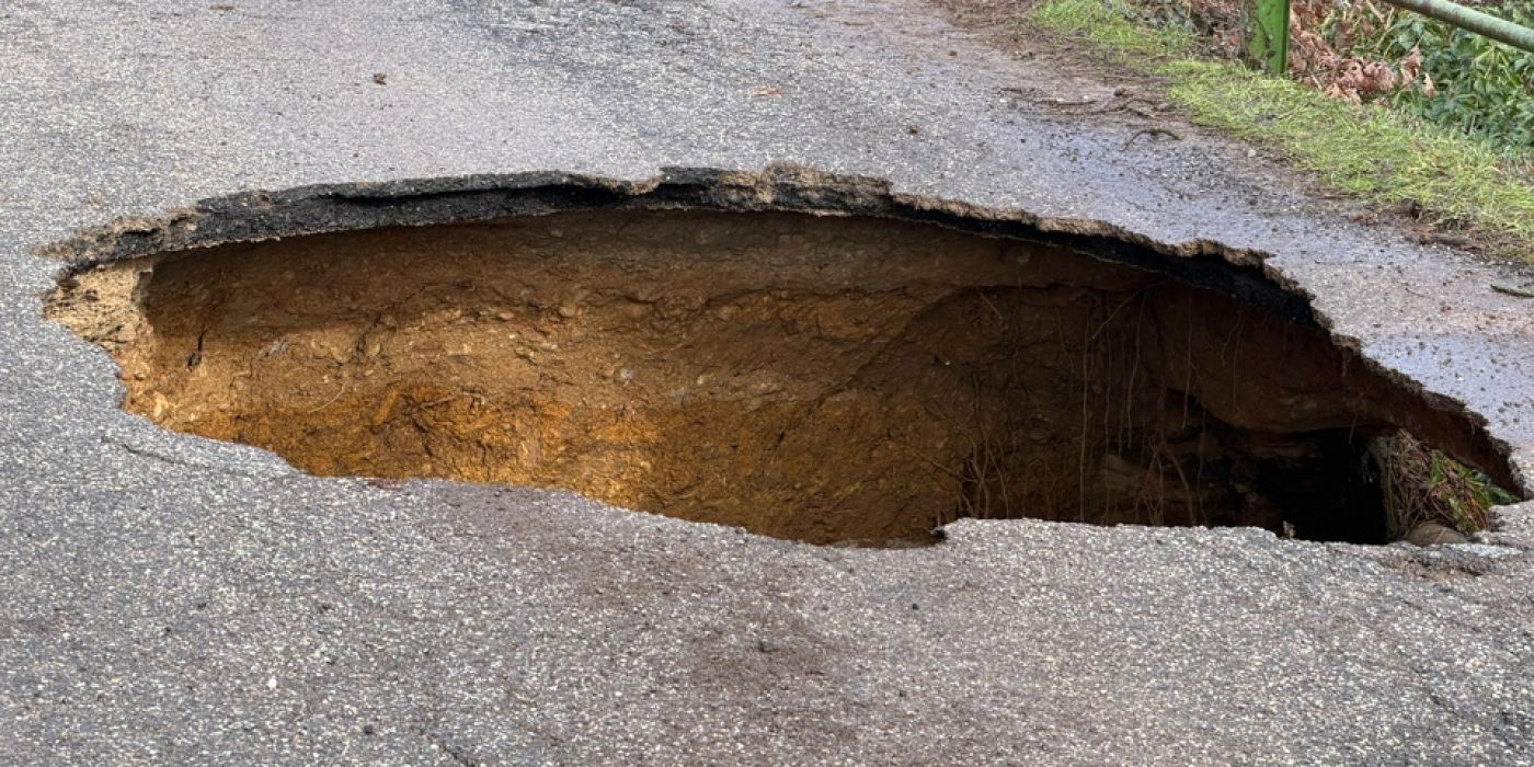 La voragine in strada Sant'Anna a Carrù