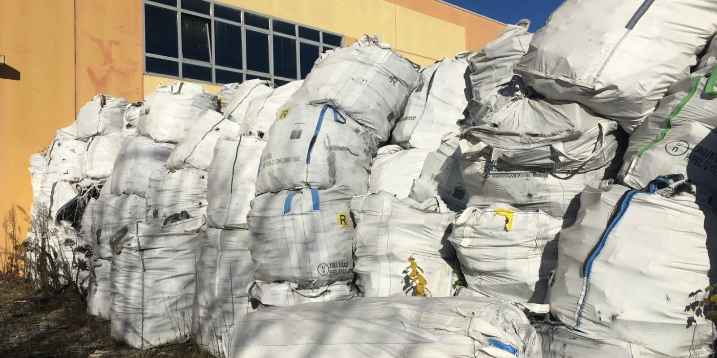 PROVINCIA GRANDA - I big bags ammassati in via Prata