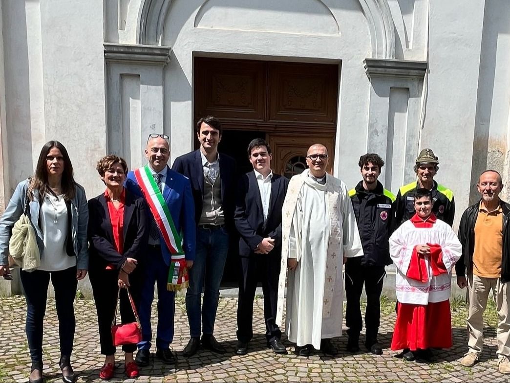 PROVINCIA GRANDA - Le autorità in posa con il parroco dopo la celebrazione per San Gottardo