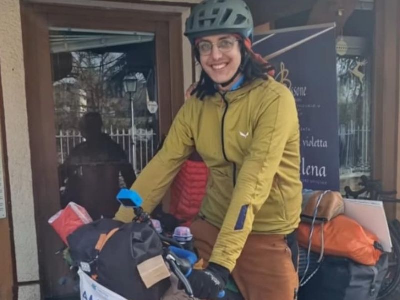 PROVINCIA GRANDA - Il giovane Simone Avataneo davanti alla Cioccolocanda a Vicoforte