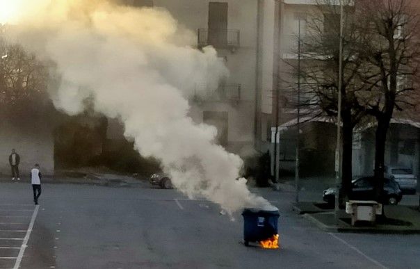 Cassonetto in fiamme a Carrù