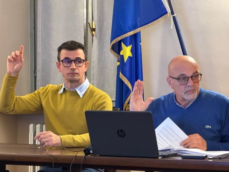 Giachello e Airaldi, vicesindaco e sindaco di Farigliano in consiglio comunale