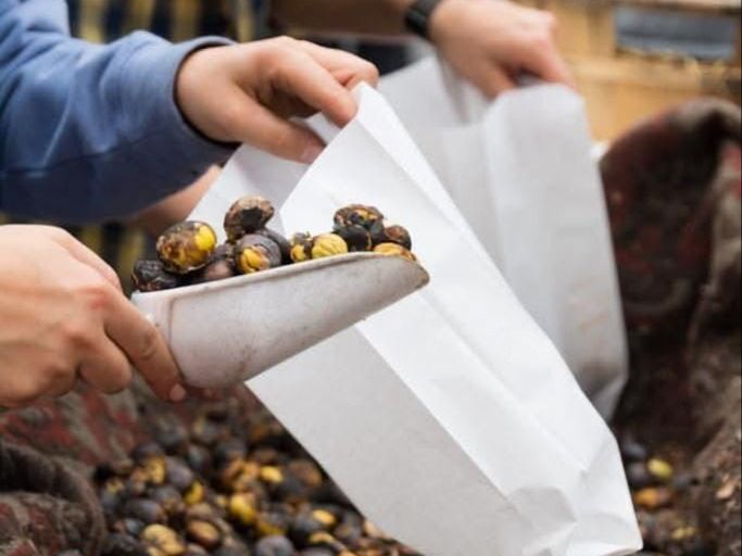 PROVINCIA GRANDA - Uno scatto della manifestazione "Castagna e coltelli"