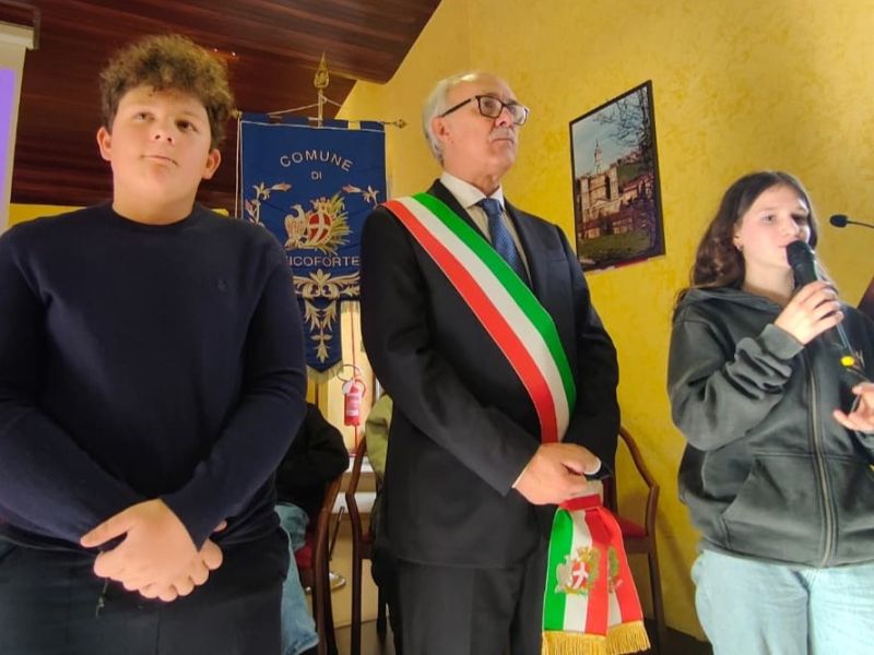 PROVINCIA GRANDA - Il sindaco Gasco in mezzo a Francesco Ballatore e alla sindaca junior uscente, Anastasia Oggerino