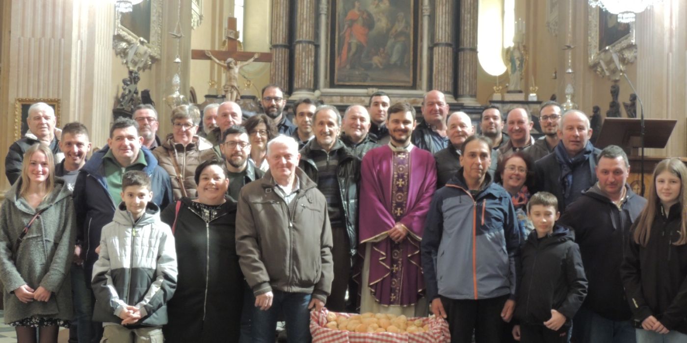 PROVINCIA GRANDA - Gli agricoltori con le autorità e il viceparroco dopo la Santa Messa