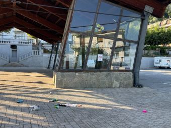 PROVINCIA GRANDA - Alcuni rifiuti abbandonati in piazza Umberto I a San Michele
