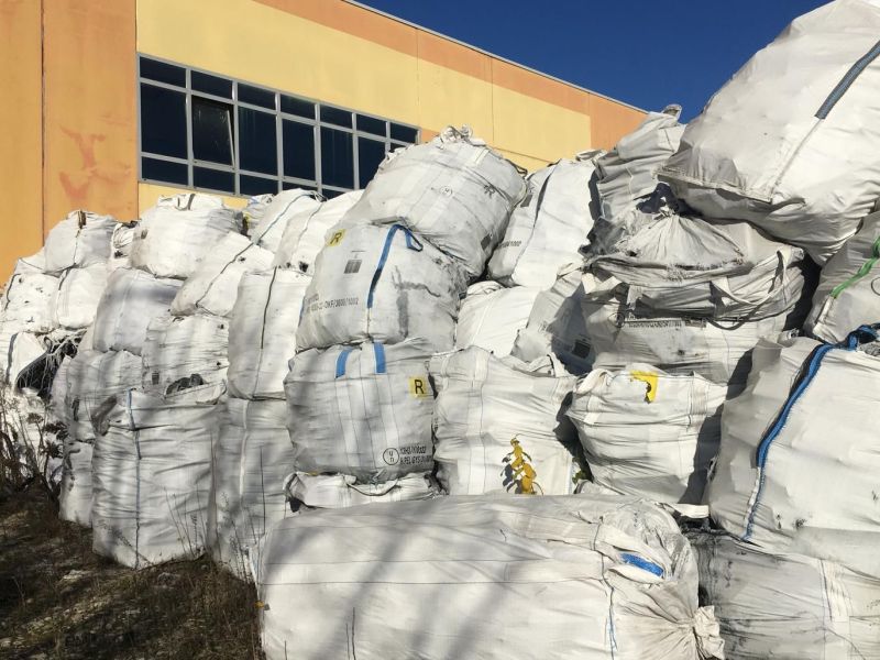 PROVINCIA GRANDA - I toner depositati all'esterno del capannone nell'area industriale niellese