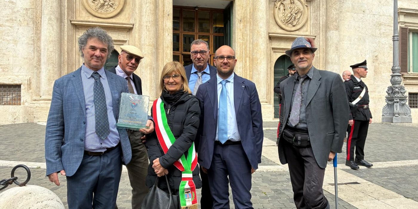 PROVINCIA GRANDA - La delegazione frabosana davanti a Montecitorio