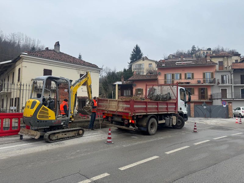 PROVINCIA GRANDA - Gli operai al lavoro sul marciapiede in via Nielli a San Michele Mondovì