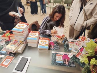 PROVINCIA GRANDA - L'autrice firma le copie del suo libro