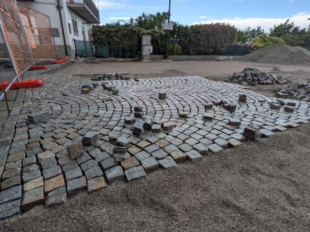 PROVINCIA GRANDA - Iniziata la nuova pavimentazione nella piazza