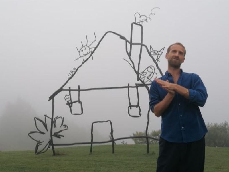 L'artista Petrit Halilaj davanti all'opera Abetare in borgata Valdibà a Dogliani