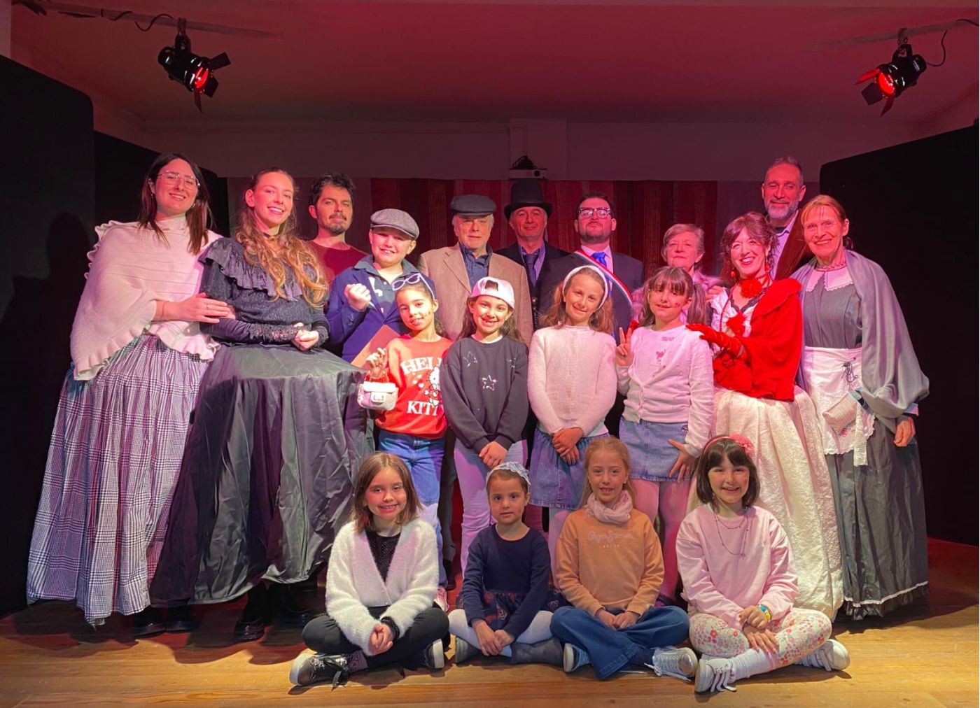 PROVINCIA GRANDA - I ragazzi sul palco del teatro "Pecchenino"