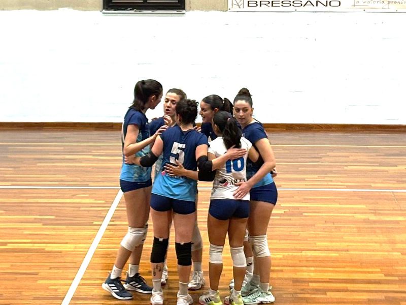 villanova C femminile abbraccio