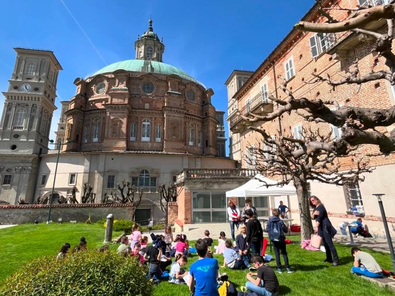 PROVINCIA GRANDA - I ragazzi ai piedi della cupola del Santuario