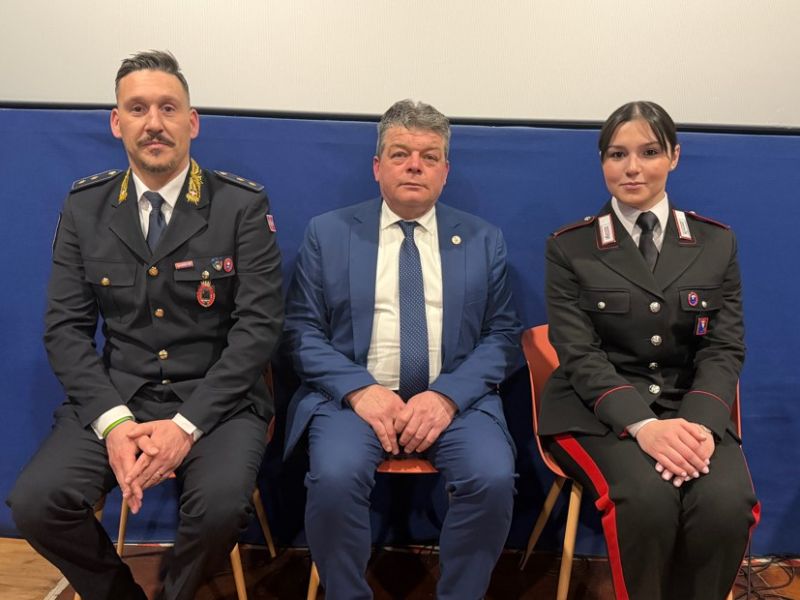 Il sindaco di Dogliani Claudio Raviola tra Bozzano e la comandante Rossella Mazzella