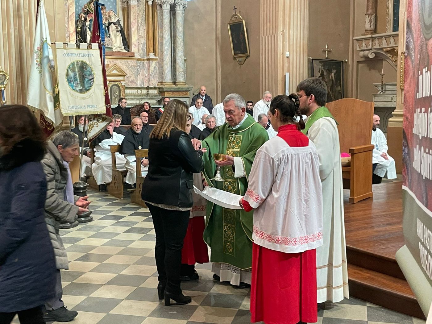 PROVINCIA GRANDA - Un momento della celebrazione nella parrocchiale di Sant'Antonino