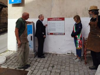PROVINCIA GRANDA - Il nuovo pannello davanti al laboratorio di coltellinai