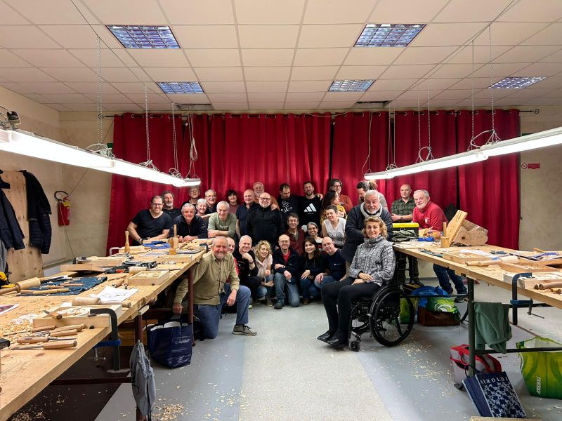 PROVINCIA GRANDA - I partecipanti al corso in posa nella sala polivalente