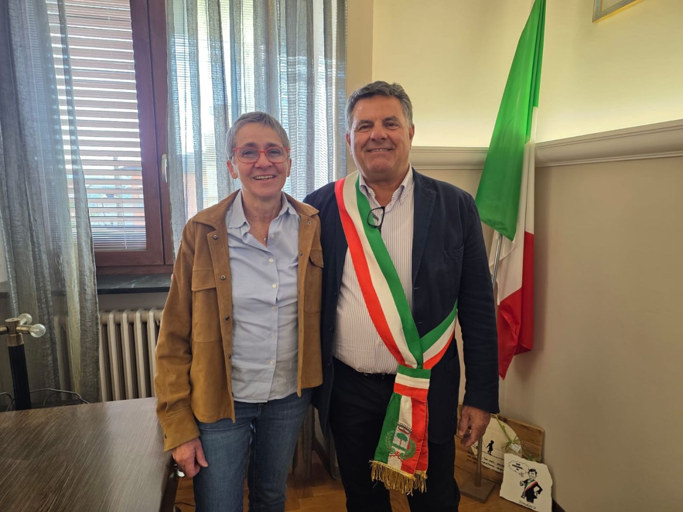 PROVINCIA GRANDA - Il sindaco Turco con la dipendente Basiglio