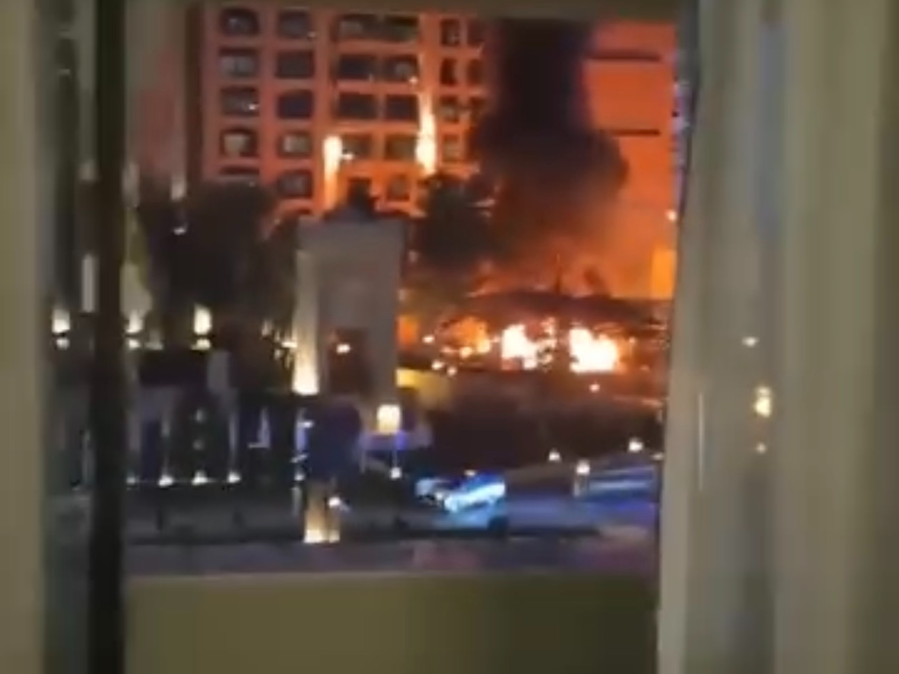 PROVINCIA GRANDA - Un albergo in fiamme dopo l'impatto con i detriti di un missile a Dubai