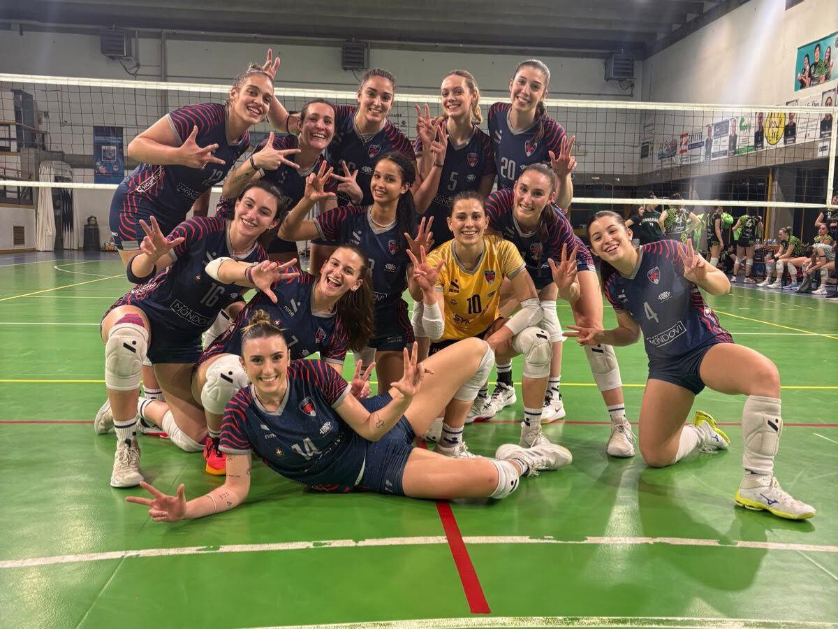 PROVINCIA GRANDA - Mondovì Volley: la gioia dopo la vittoria nella gara contro la capolista Garlasco
