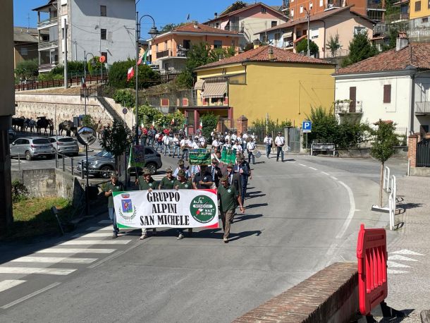 PROVINCIA GRANDA - La sfilata delle penne nere in via Nielli
