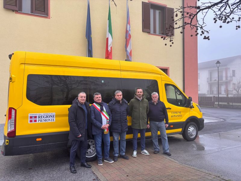 PROVINCIA GRANDA - Gli amministratori pianfeiesi con Graglia davanti al nuovo pulmino