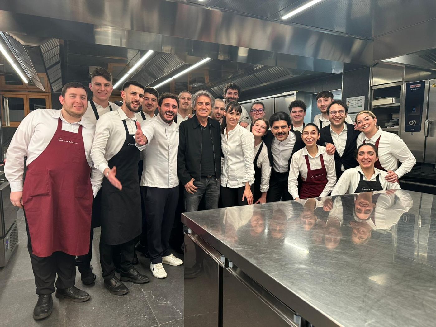 PROVINCIA GRANDA - Ligabue in posa tra lo staff del ristorante "Il Cavallino"