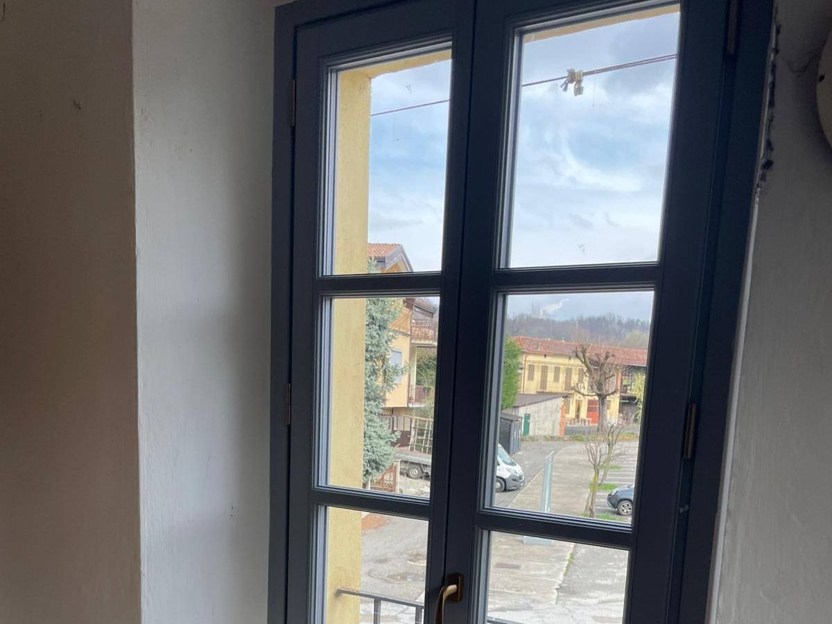 PROVINCIA GRANDA - Le nuove finestre dell'immobile a Roapiana