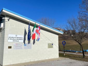 PROVINCIA GRANDA - L'edificio scolastico a Monastero