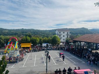 PROVINCIA GRANDA - Lo spettacolo degli sbandieratori in piazza Umberto I