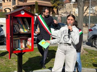 PROVINCIA GRANDA - Alunna dona libro per la la nuova casetta di book crossing di Carrù