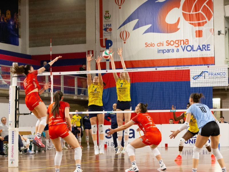 PROVINCIA GRANDA - Mondovì Volley: Alice Munari prova a sfondare il muro di Alessandria - foto Cristiano Silvestri
