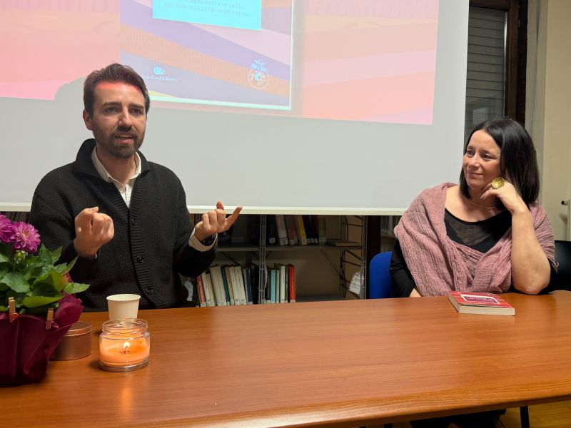 PROVINCIA GRANDA - L'attore Paolo Tibaldi in biblioteca a Clavesana