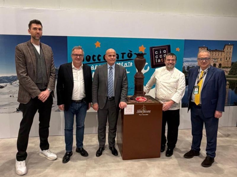 PROVINCIA GRANDA - Silvio Bessone a Torino con la sua coppa di cioccolato