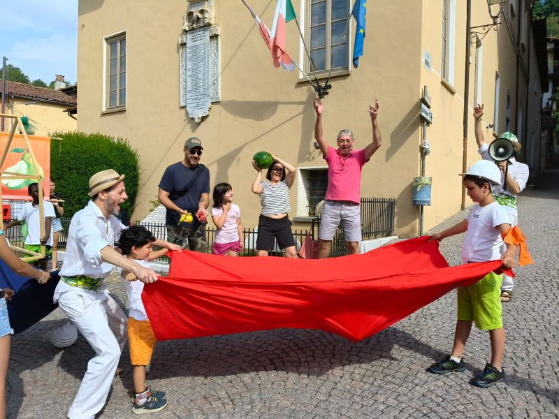 PROVINCIA GRANDA - Un momento della grande festa colorata a San Michele